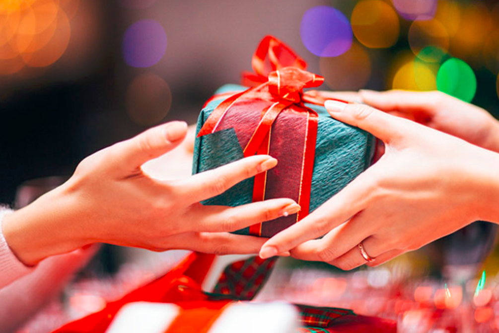 Mulher fica “chateada e ofendida” após ver presentes de Natal da cunhada