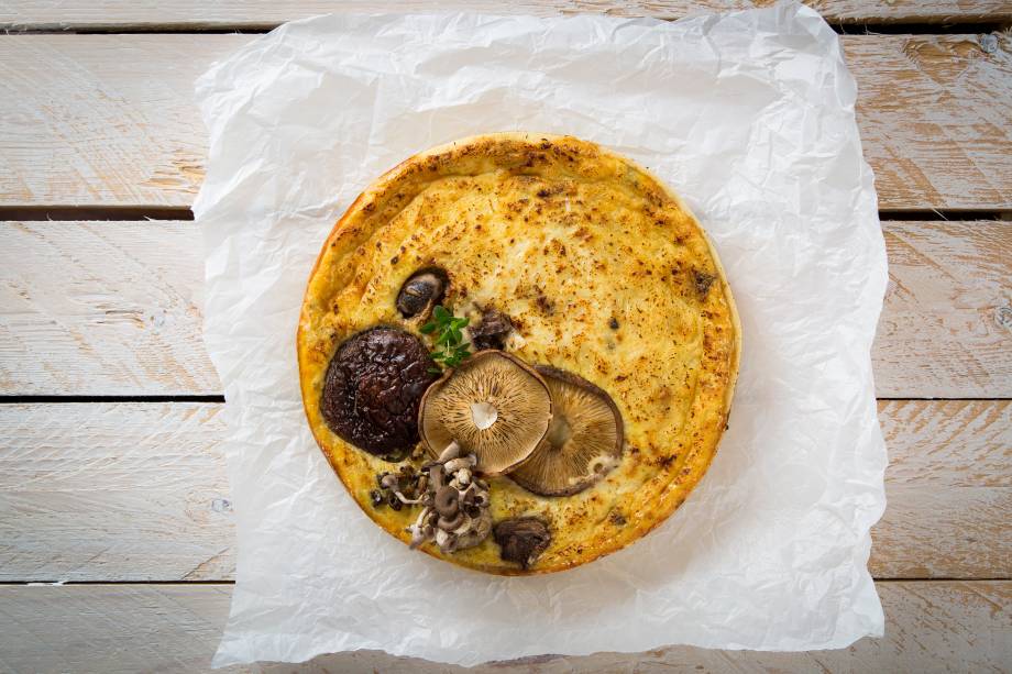 Quiche de mix de cogumelos com três queijos