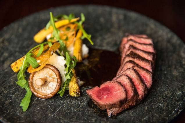 Steak angus na brasa ao molho de rapadura com purê de canjica-branca Steak angus na brasa ao molho de rapadura com purê de canjica-branca