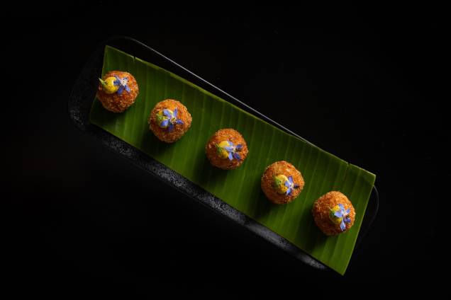 Para compartilhar: bolinhos de couve-flor e pancetta ao aïoli de curry Para compartilhar: bolinhos de couve-flor e pancetta ao aïoli de curry