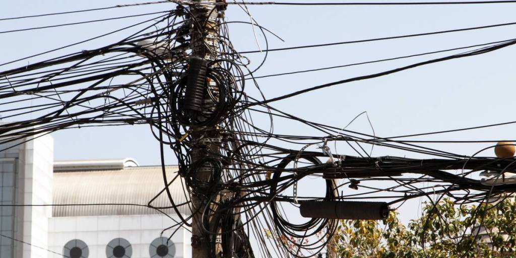 MP pedirá multa bilionária a Enel e teles por excesso de fios em postes