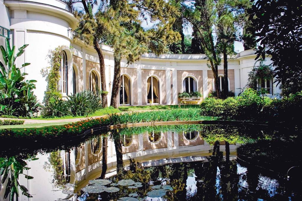 Fundação Emma Klabin, com jardin projetado pelo paisagista Burle Marx. Fundação Emma Klabin, com jardin projetado pelo paisagista Burle Marx.