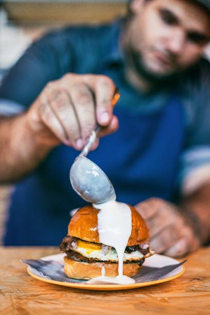 Hambúrguer de Istambul: chamado de islak, leva carne descansada em molho de tomate, ovo frito, bacon bovino, cebola-roxa e, no final, é regado de queijo Tulha Hambúrguer de Istambul: chamado de islak, leva carne descansada em molho de tomate, ovo frito, bacon bovino, cebola-roxa e, no final, é regado de queijo Tulha
