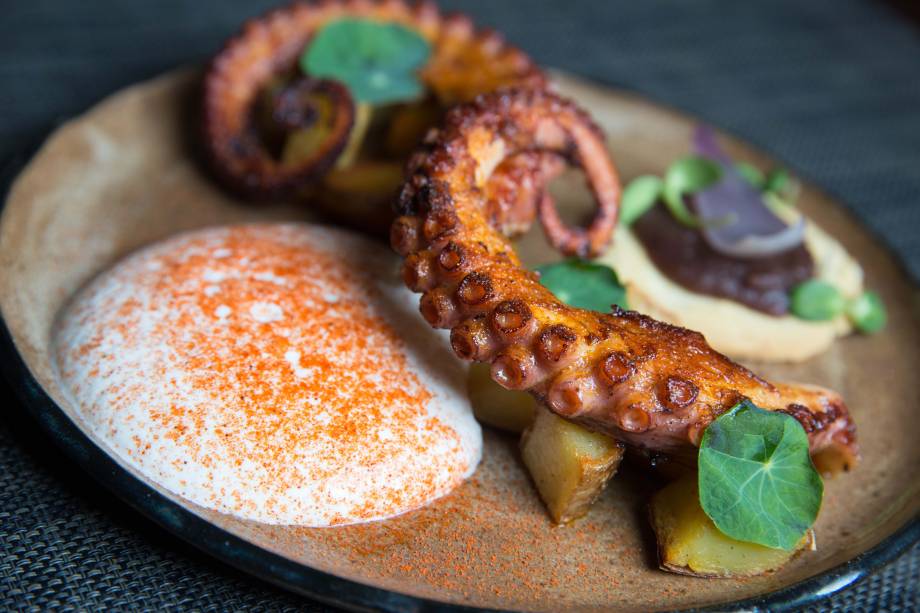 Polvo grelhado com tutano: acompanha tortinha folhada de cebola, batata assada e sour cream de iogurte Polvo grelhado com tutano: acompanha tortinha folhada de cebola, batata assada e sour cream de iogurte