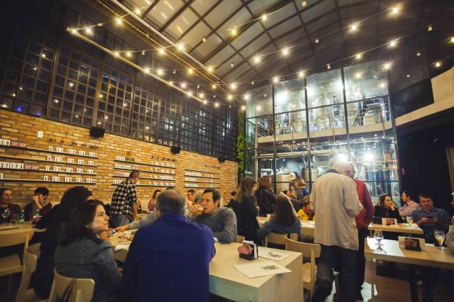 Brewpub: ambiente espaçoso e bem montado, onde os clientes provam o chope da casa Brewpub: ambiente espaçoso e bem montado, onde os clientes provam o chope da casa