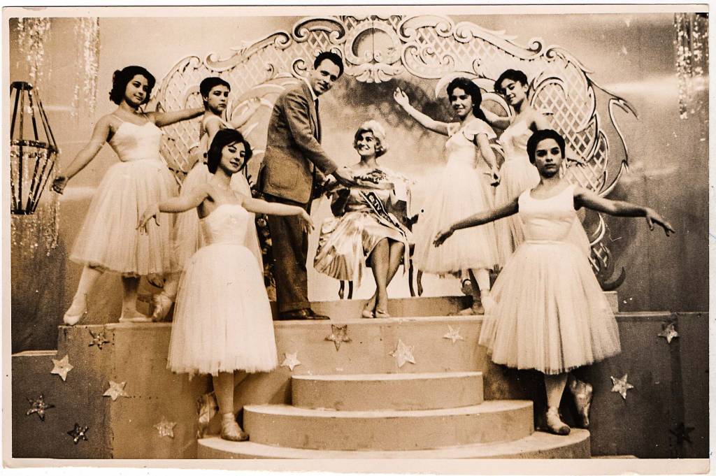 1960 Na Tv Paulista recebendo o premio de Rainha da Televisao de Walter Foster _ acervo pessoal.jpg 1960 Na Tv Paulista recebendo o premio de Rainha da Televisao de Walter Foster _ acervo pessoal.jpg