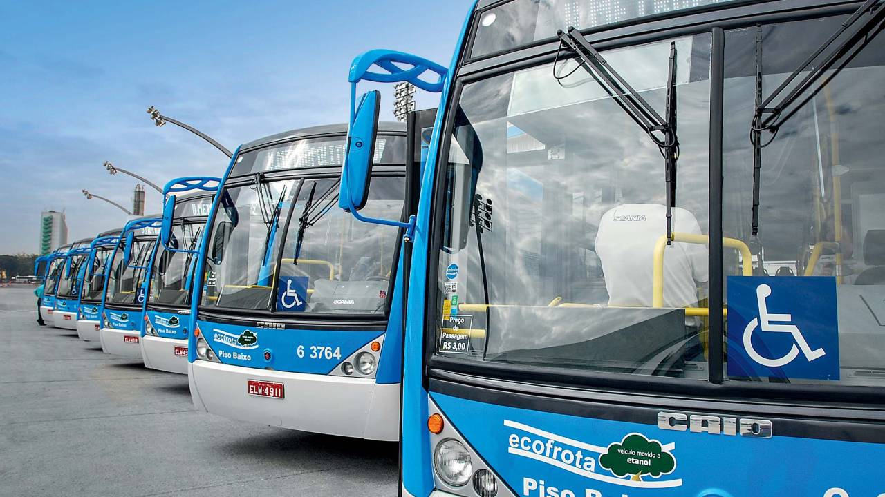 Imagem mostra uma fileira de ônibus