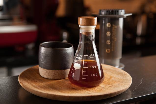 Café coado: vai no vidro de laboratório Café coado: vai no vidro de laboratório