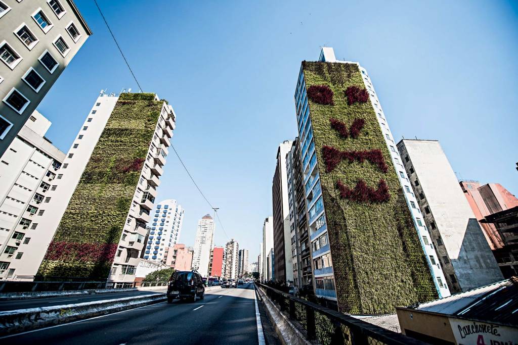 Corredor verde de São Paulo. Murais em prédios próximo ao Minhocão. Corredor verde de São Paulo. Murais em prédios próximo ao Minhocão.