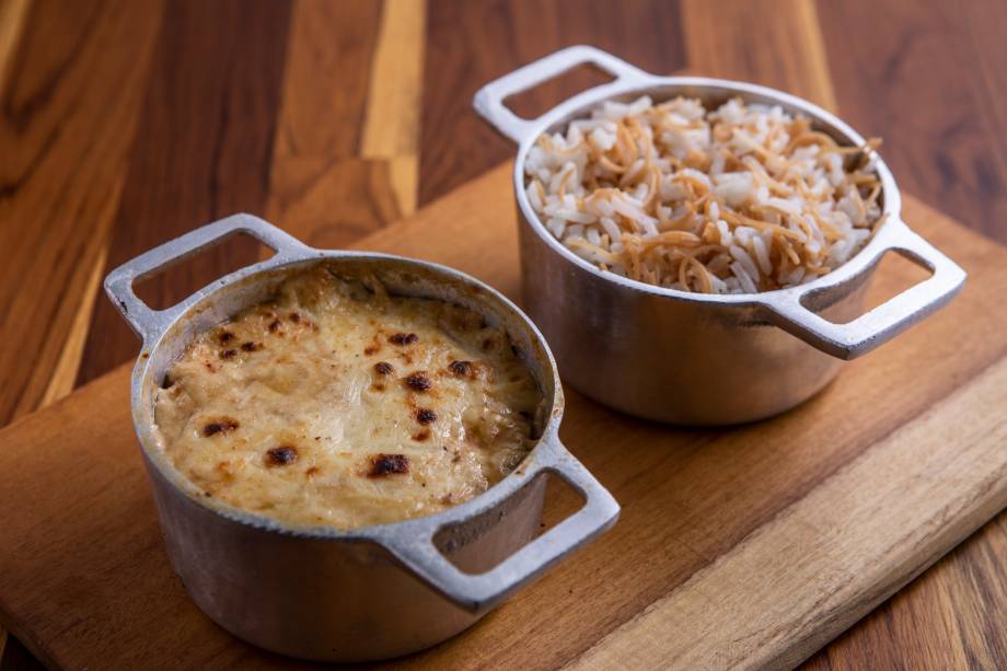 Mussaká: montada na panelinha, leva berinjela grelhada em cubos, tomate e molho bechamel, servida com arroz com macarrão cabelo de anjo