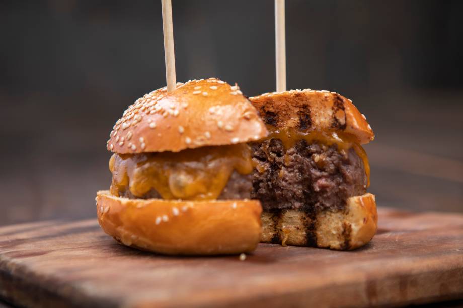 Hambúrguer: peito e acém moídos coberto de queijo cheddar no pão