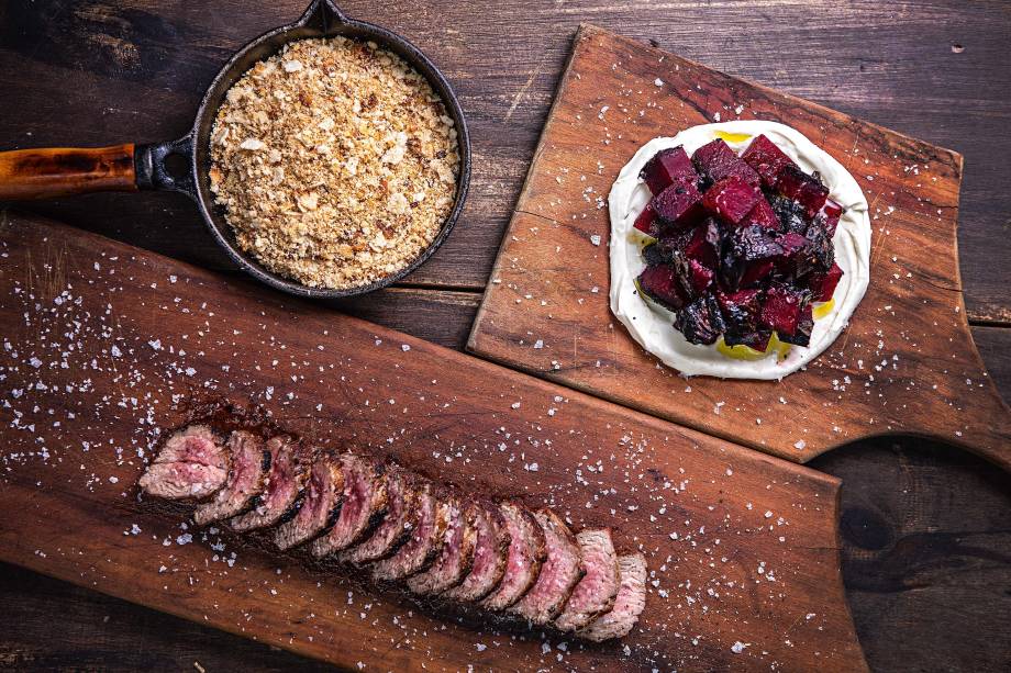 Maminha grelhada: salpicada com flor de sal, acompanhada de farofa de alho-poró e cebola e beterraba na brasa ao creme azedo Maminha grelhada: salpicada com flor de sal, acompanhada de farofa de alho-poró e cebola e beterraba na brasa ao creme azedo