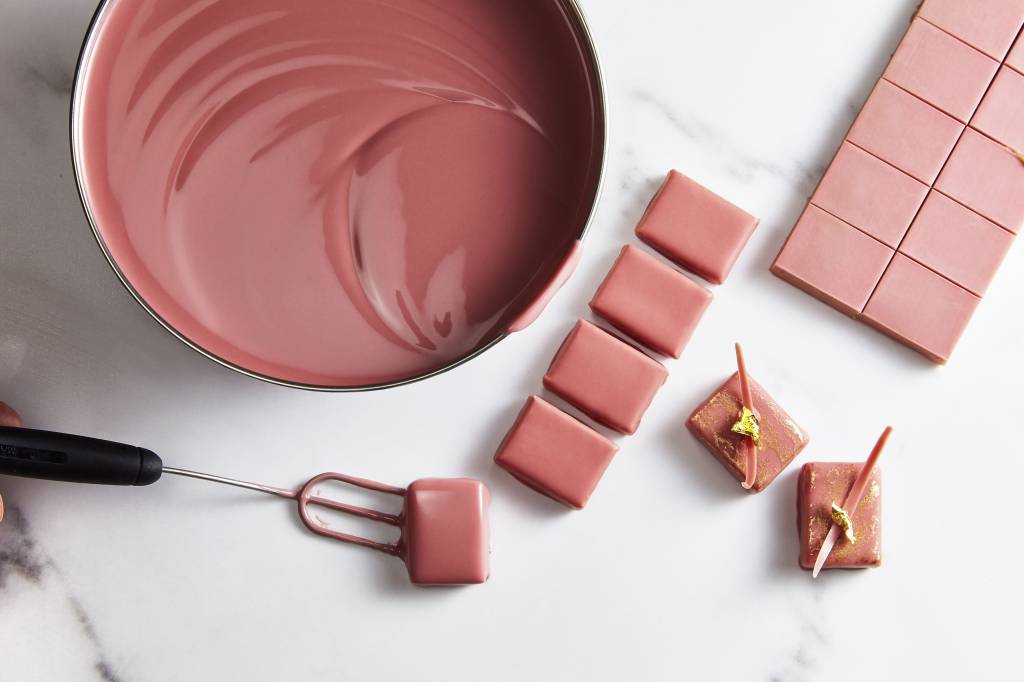 Até o chocolate está rosa. E ao natural!