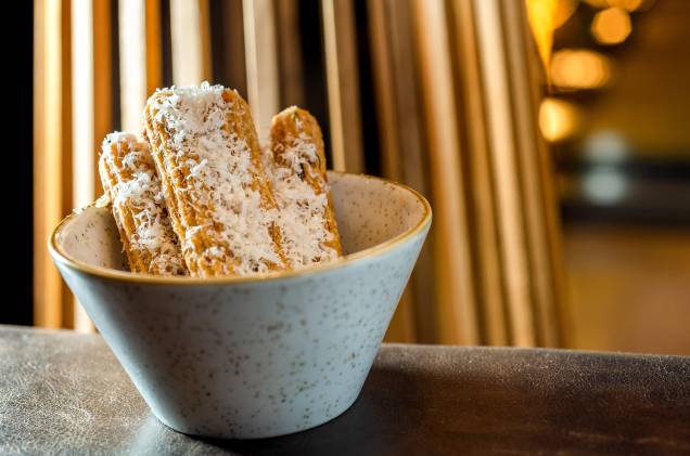 Para acompanhar: churro de presunto cru e queijo Tulha ralado Para acompanhar: churro de presunto cru e queijo Tulha ralado