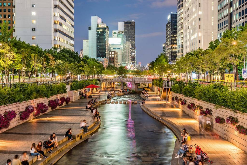 Cheong-Gyecheon stream sunset, Seoul, South Korea Cheong-Gyecheon stream sunset, Seoul, South Korea