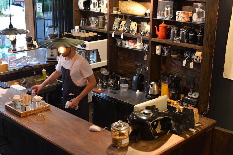 Café para motoqueiros: ambiente lembra estabelecimentos americanos