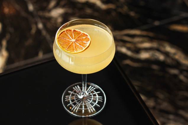 Olmecas: drinque leva tequila, vermute, licor de pêssego, cítricos e soda de água de coco Olmecas: drinque leva tequila, vermute, licor de pêssego, cítricos e soda de água de coco