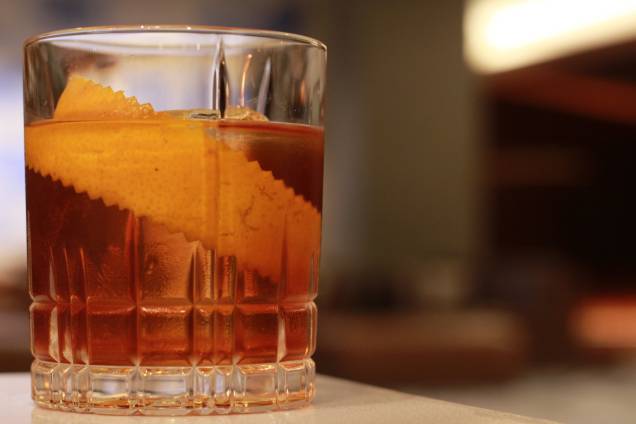 Pingado: versão do negroni leva cachaça com canela, vermute tinto ao café, Campari e Cynar Pingado: versão do negroni leva cachaça com canela, vermute tinto ao café, Campari e Cynar
