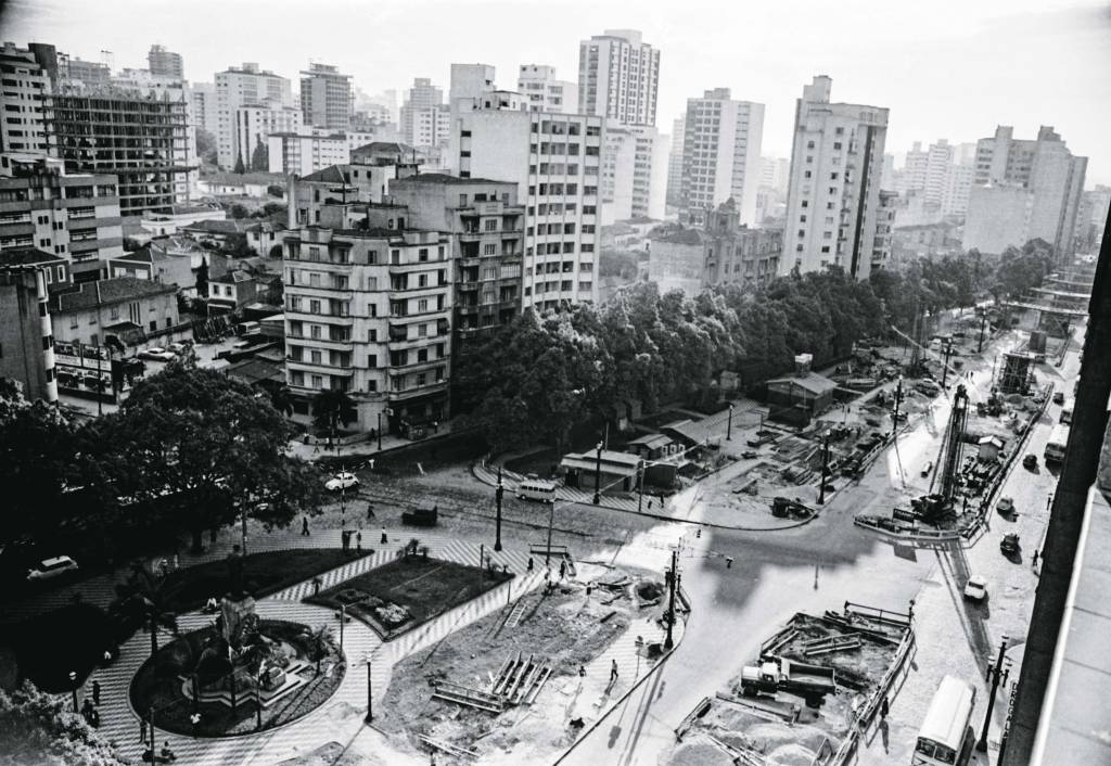 Construção do Elevado Costa e Silva, mais conhecido como Minhocão. Construção do Elevado Costa e Silva, mais conhecido como Minhocão.