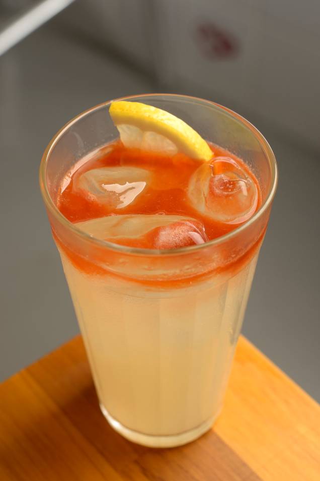Ginger ellen: mistura criada pelo premiado bartender Alexandre D'Agostino, leva gim, xarope de gengibre, limão e bitters Ginger ellen: mistura criada pelo premiado bartender Alexandre D'Agostino, leva gim, xarope de gengibre, limão e bitters