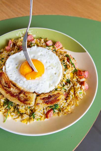 Arroz de virado, com costelinha de porco e ovo frito de gema mole