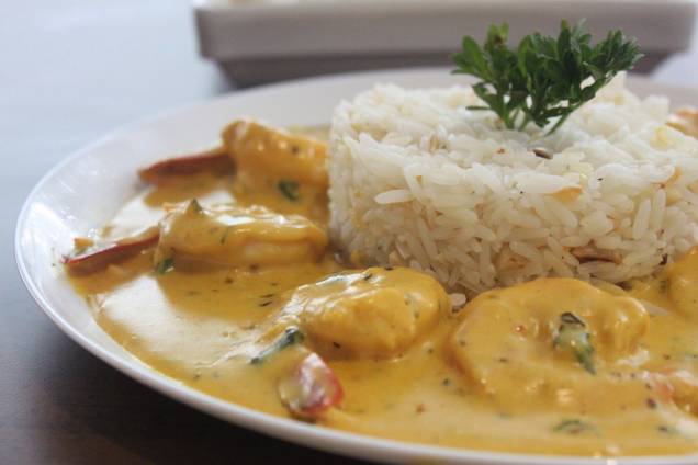 Camarão ao curry: molho ainda leva creme de leite e acompanha arroz de amêndoa Camarão ao curry: molho ainda leva creme de leite e acompanha arroz de amêndoa
