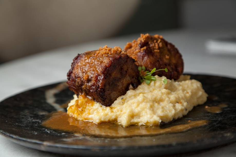 Gobba di bue: cupim braseado no negroni com polenta caccio e pepe, servido ao próprio molho