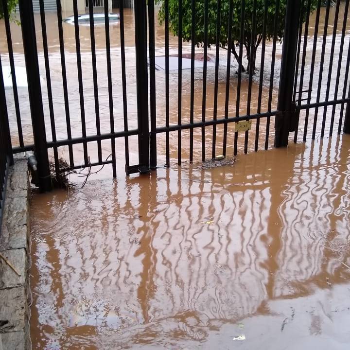 Foto de portão alagado.