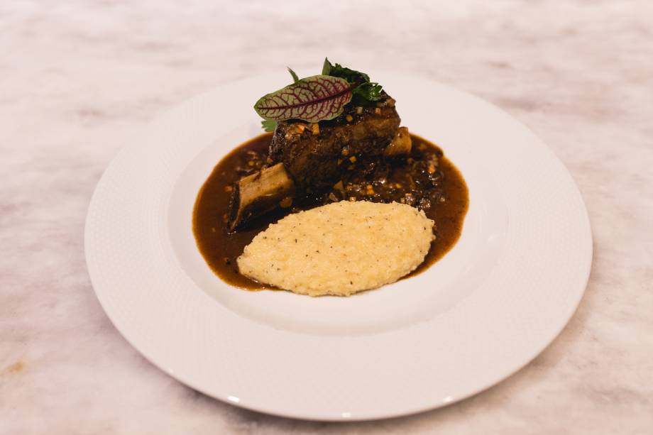 Carne de panela: ossobuco vai sobre risoto à milanesa