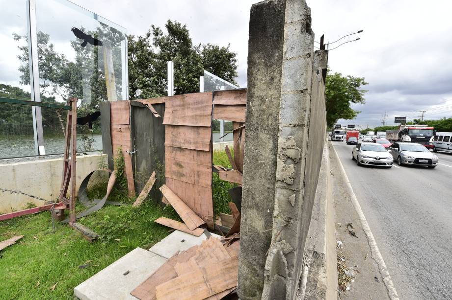 Placas de madeira fazem a divisão com a parte que ainda conta com muro de alvenaria