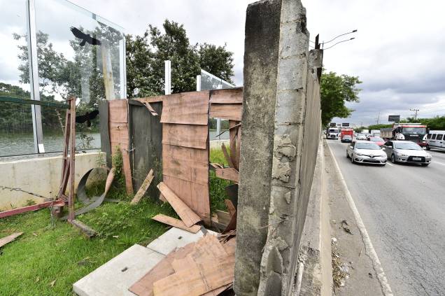 Placas de madeira fazem a divisão com a parte que ainda conta com muro de alvenaria Placas de madeira fazem a divisão com a parte que ainda conta com muro de alvenaria