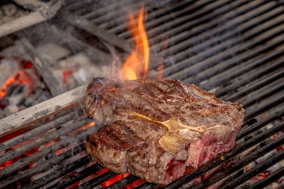 Bisteca à fiorentina: clássico italiano preparado na grelha Bisteca à fiorentina: clássico italiano preparado na grelha