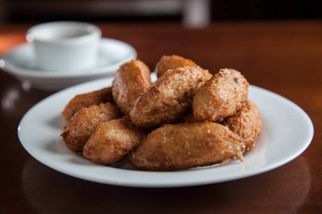 Para acompanhar os drinques: bolinho de arroz com recheio de mussarela Para acompanhar os drinques: bolinho de arroz com recheio de mussarela