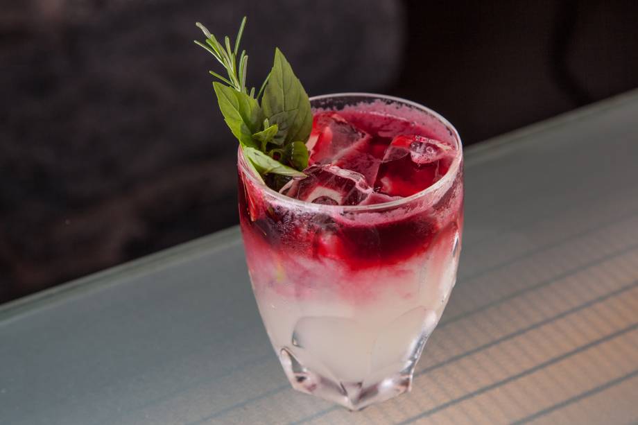 Tosca: drinque autoral da argentina Chula, combina tequila, licor de laranja, gengibre, limão-taiti, soda de hibisco e raspa de laranja Tosca: drinque autoral da argentina Chula, combina tequila, licor de laranja, gengibre, limão-taiti, soda de hibisco e raspa de laranja