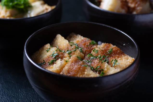 Katsudon: tigela de arroz com milanesa de copa lombo Katsudon: tigela de arroz com milanesa de copa lombo