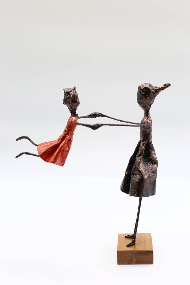 Escultura Mãe e Filha em arame e fita crepe oxidada da artista plástica Sandra Barreiro. R$ 480,00 – Foto divulgação