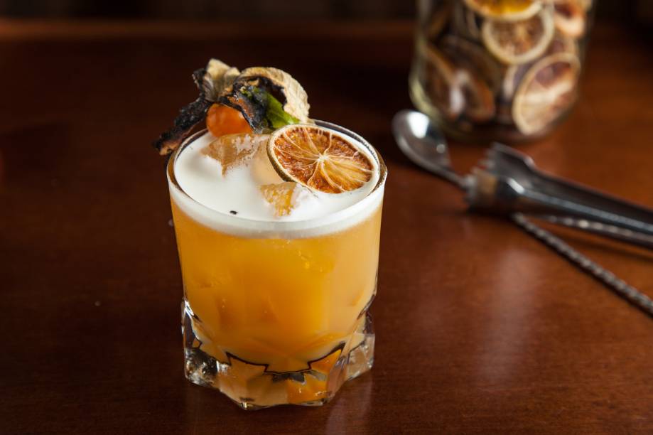 Nordestino sour: drinque de cachaça branca, laranja-baía, limão-siciliano, mel de jataí e Fernet Branca