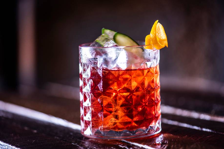 Negroni periquita: diferente do drinque clássico, leva gim, Campari e Aperol Negroni periquita: diferente do drinque clássico, leva gim, Campari e Aperol