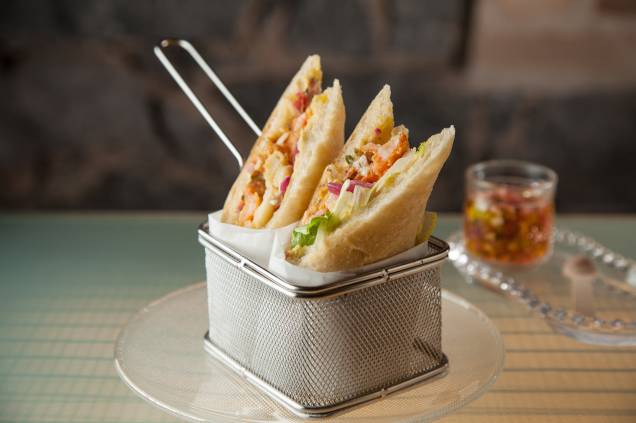 Poboy: inspirado na Louisiana, o poboy vem na ciabatta com lula e camarão fritos, picles de cebola-roxa, alface e maionese de salsão mais vinagrete de maçã à parte Poboy: inspirado na Louisiana, o poboy vem na ciabatta com lula e camarão fritos, picles de cebola-roxa, alface e maionese de salsão mais vinagrete de maçã à parte