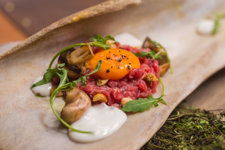 Tartare de paleta: acompanhado de gema de ovo caipira, parmesão, rúcula e cogumelo Tartare de paleta: acompanhado de gema de ovo caipira, parmesão, rúcula e cogumelo