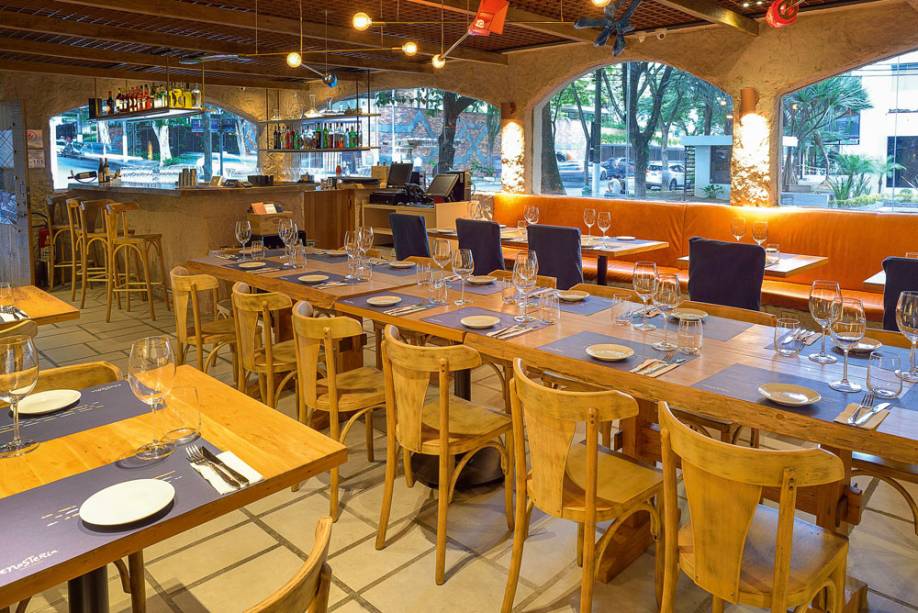 Enosteria Vino e Cucina: salão anexo à loja World Wine Enosteria Vino e Cucina: salão anexo à loja World Wine