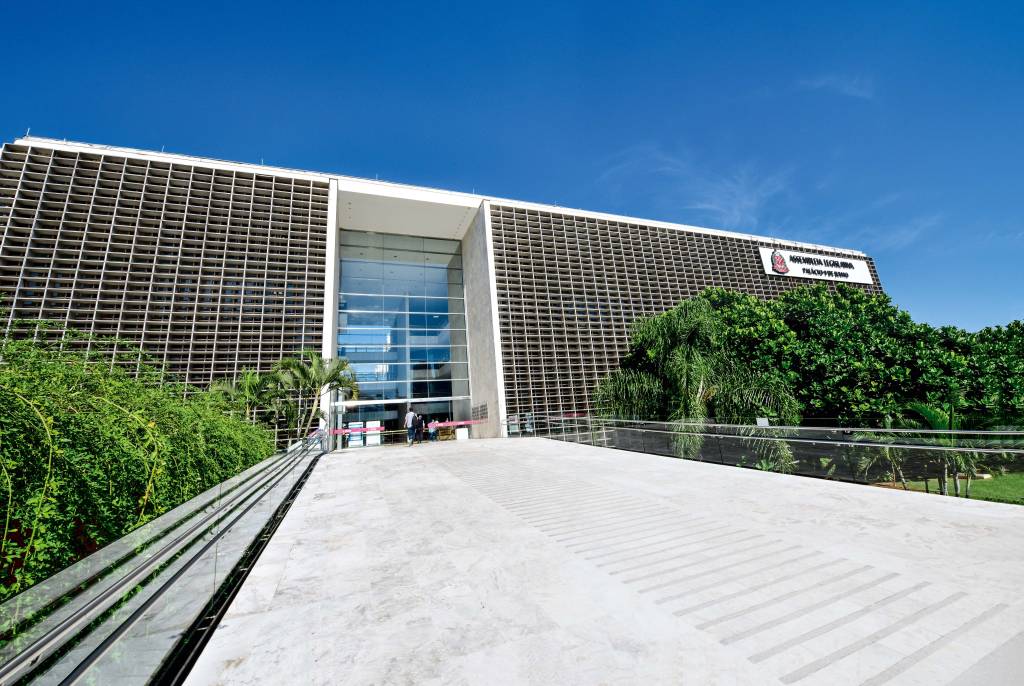 Alesp aprova aumento de 20% para policiais e profissionais da saúde