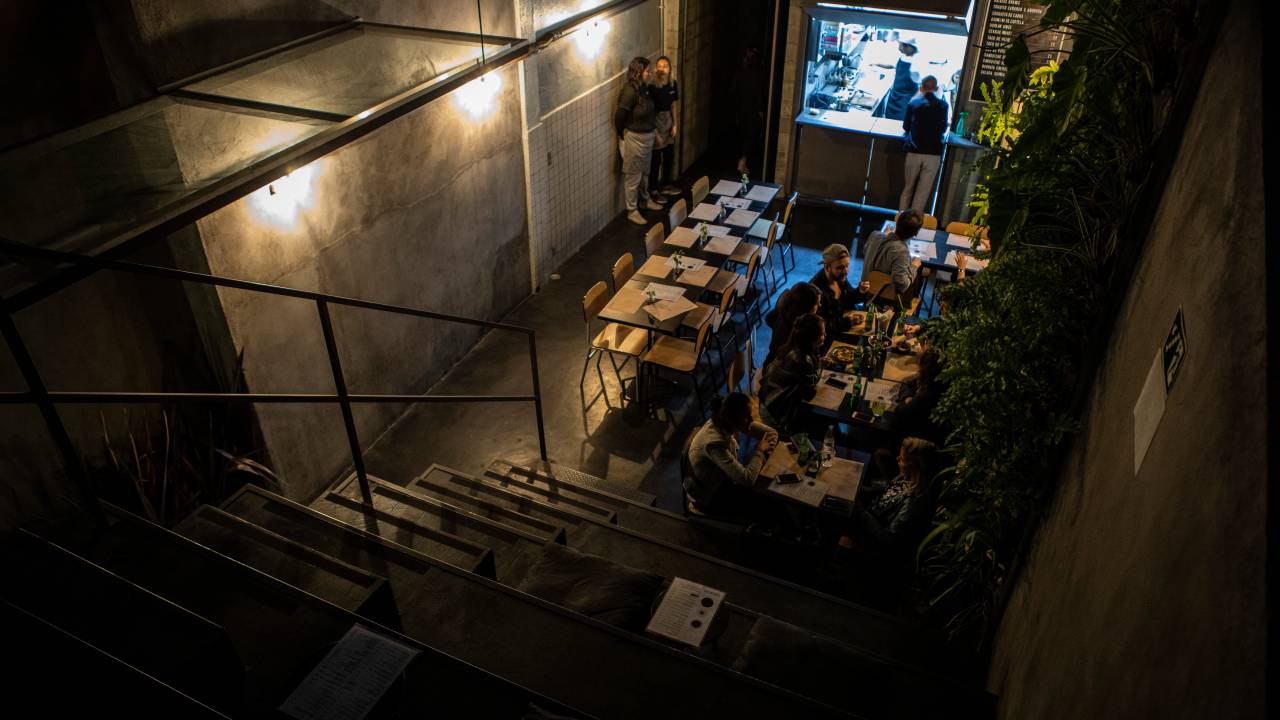 Espaço do bar Caracol e de degraus visto de cima