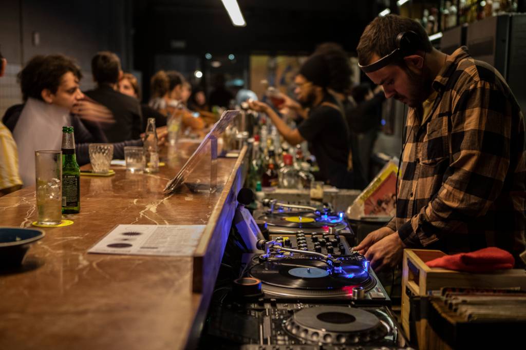 Caracol tem boa discotecagem e carta de drinques; leia a crítica