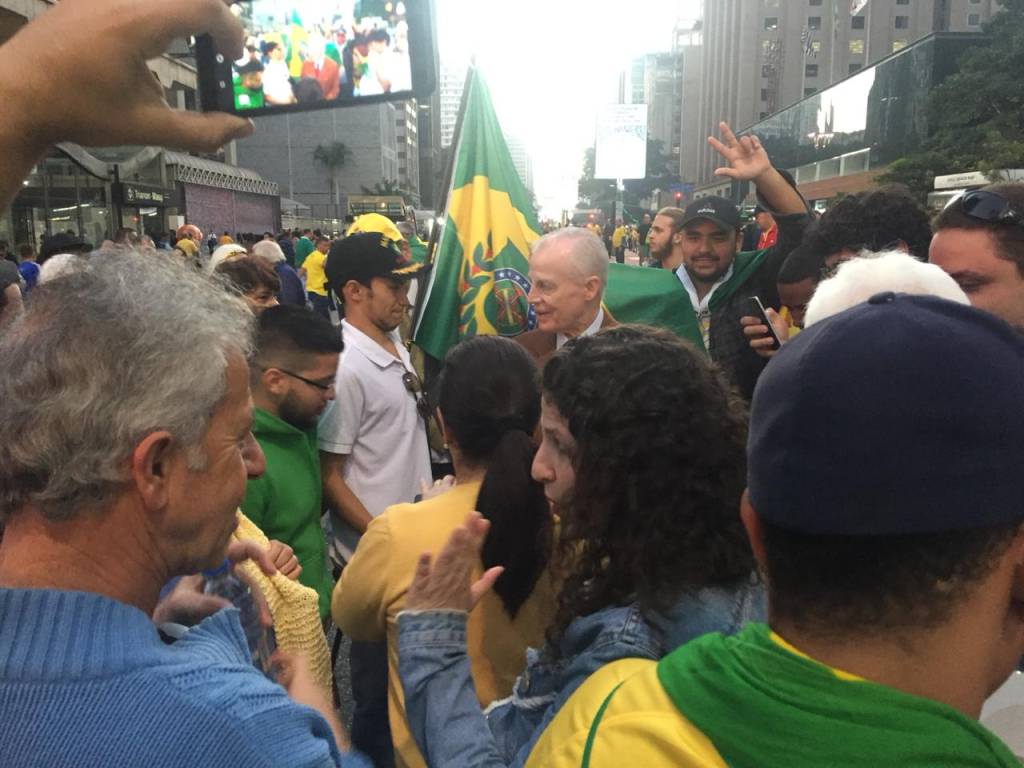 Com status de celebridade, Dom Bertrand é tietado na manifestação