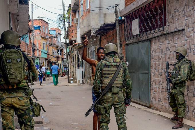 Menino atingido por bala perdida morre no Rio