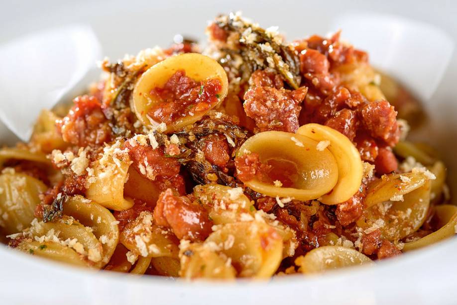 Pratos clássicos como o orecchiette ao molho de linguiça de sabor intenso Pratos clássicos como o orecchiette ao molho de linguiça de sabor intenso