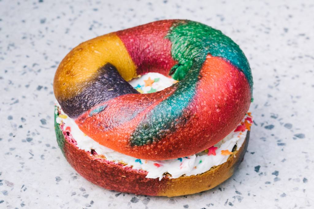 Lanchonete na Zona Oeste faz bagel do orgulho LGBT