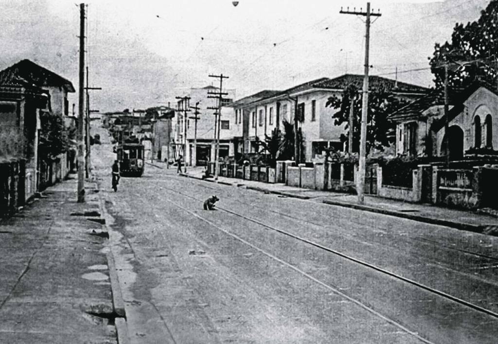 Bonde na Rua Fradique Coutinho, na Vila Madalena. Bonde na Rua Fradique Coutinho, na Vila Madalena.