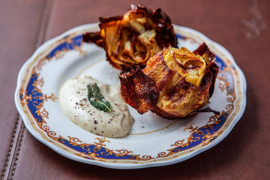 Muquifo – Alcachofra dourada com aioli Muquifo – Alcachofra dourada com aioli